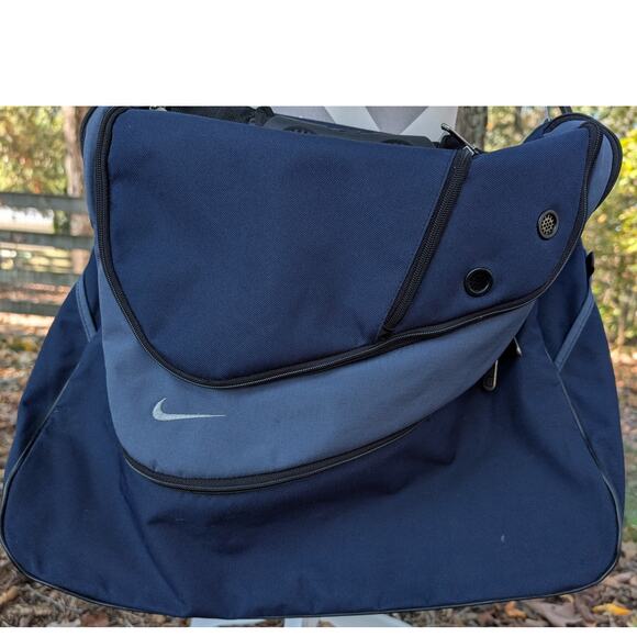 Nike Duffle Bag 20x18 Gym Travel Carry On Weekender Shoulder Strap Hold all Navy - Picture 2 of 16